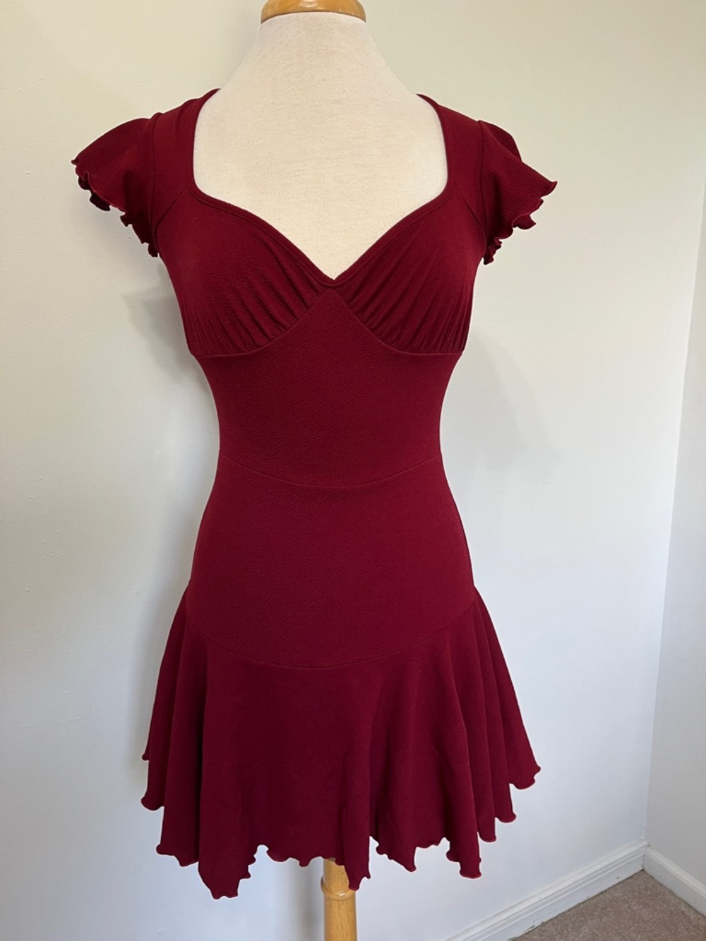 Pretty little thing mini dress Flutter Sleeve Sweetheart Neckline Size 2